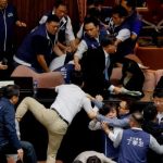 Ταϊβάν: Βουλευτές μετέτρεψαν το Κοινοβούλιο σε ρινγκ – Σπρωξίματα και άγριο ξύλο