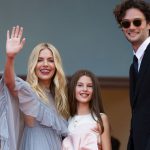 Κάννες: Η λαμπερή εμφάνιση της Sienna Miller με τον σύντροφό της και την 11χρονη κόρη της στο κόκκινο χαλί